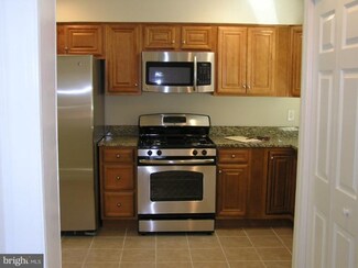 5621 Saint Charles Dr, Woodbridge, VA 22193