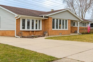 581 Walnut Ln, Elk Grove Village, IL 60007
