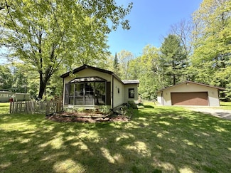 212 Windsor Dr, Prudenville, MI 48651