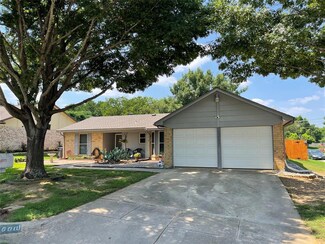 1000 Fox River Ln, Fort Worth, TX 76120