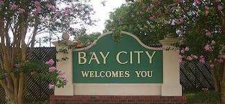 515 7th St, Bay City, TX 77414