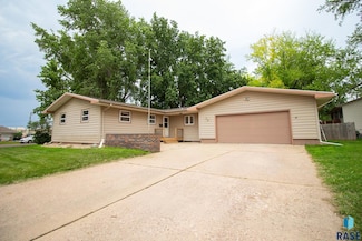 28 Park Ln, Canton, SD 57013