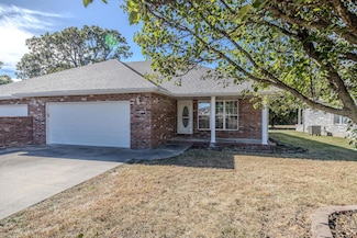 1325 Deadra Dr, Lebanon, MO 65536