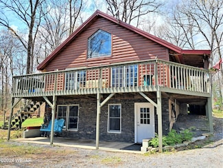 588 White Rock Ln, Mill Hall, PA 17751