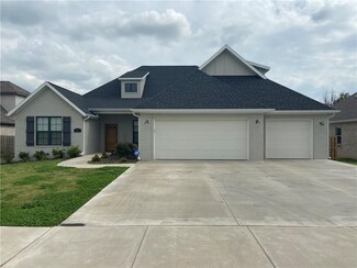 687 Verona Ave, Tontitown, AR 72762