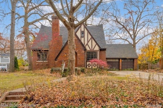 2085 Pontiac Dr, Sylvan Lake, MI 48320