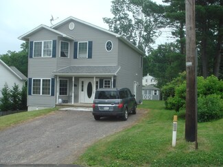 136 W Center Hill Rd, Dallas, PA 18612
