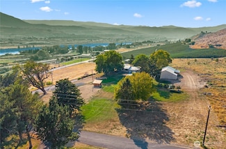 1550 Pear Ln, Rock Island, WA 98850