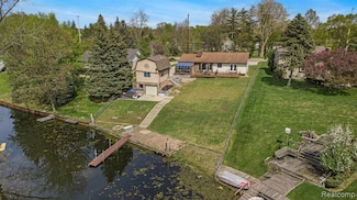 13386 N Fenton Rd, Fenton, MI 48430