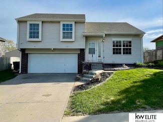 8206 Hanover St, Omaha, NE 68122