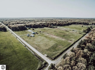 2560 W K-Bar-l Dr, Midland, MI 48640