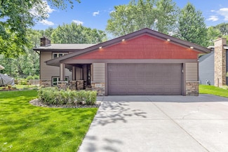 8440 Knollwood Dr, New Brighton, MN 55112