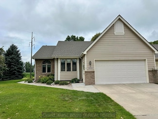 2828 Lakewood Cir, Grand Island, NE 68801