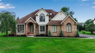 5870 Forest Creek Dr, East Amherst, NY 14051