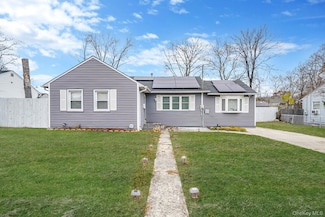 13 Poplar St, Central Islip, NY 11722