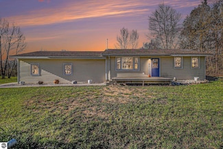 4507 Maidens Rd, Onekama, MI 49675
