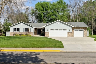 1445 Bay Dr SE, Forest Lake, MN 55025