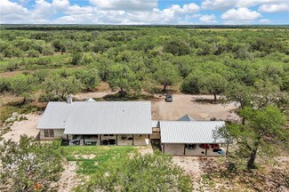 122 County Road 380, George West, TX 78022