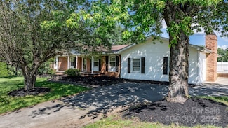 2596 Sweetbriar Cir, Lenoir, NC 28645