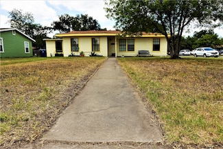 1017 E Huntington St, Beeville, TX 78102
