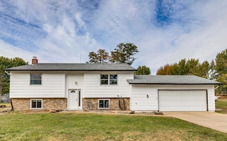 495 Park Ln, Hudson, WI 54016