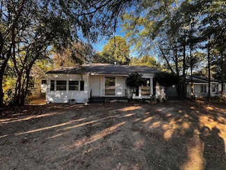 849 Singapore Dr, Wake Village, TX 75501