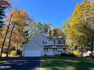 841 Red Oak Dr, Schenectady, NY 12309