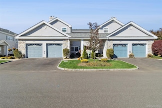 546 Highland Ct, Moriches, NY 11955