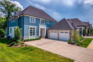 300 Woodridge Ln, Chagrin Falls, OH 44022