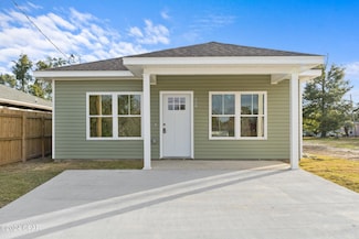 902 E 10th Ct, Panama City, FL 32401