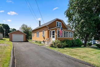 98 Metacomet Ave, Swansea, MA 02777