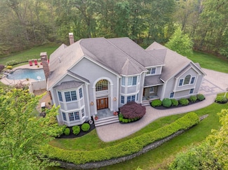 29 Hoveys Pond Dr, Boxford, MA 01921
