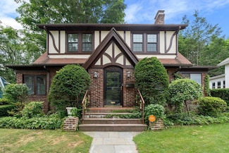 17 Commodore Rd, Worcester, MA 01602