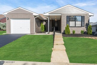 16 Lansdale Dr, Marlboro, NJ 07746