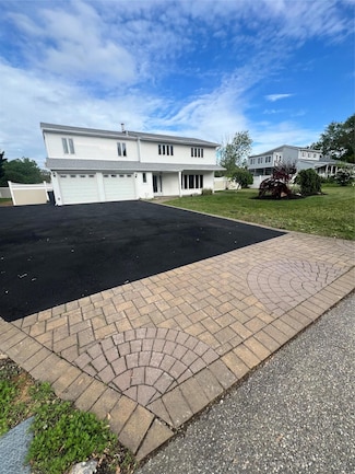 35 Thomas St, Coram, NY 11727