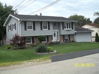 526 Kingston Blvd, McHenry, IL 60050