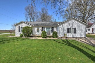 330 W Madison St, Moweaqua, IL 62550