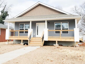 911 E Lorena Ave, Wood River, IL 62095
