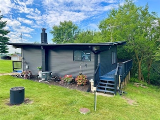 1308 Holiday Ln, Brooklyn, IA 52211