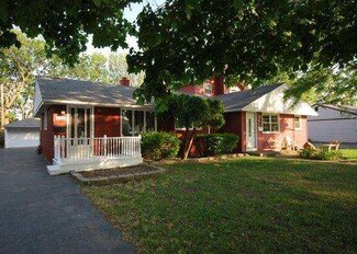 9015 S Corcoran Rd, Hometown, IL 60456