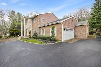 6 Heather Ct, Dix Hills, NY 11746