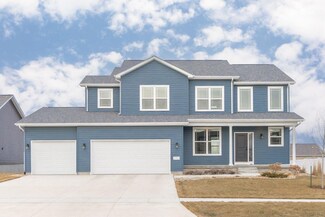 2703 Maple Grove Dr, Cedar Falls, IA 50613