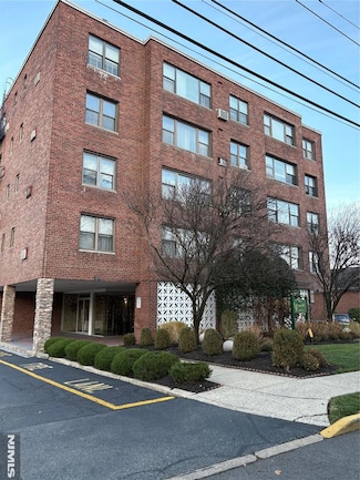 275 Hoym St Unit 4H, Fort Lee, NJ 07024