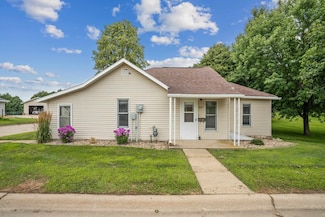 418 Adams St SE, Cascade, IA 52033