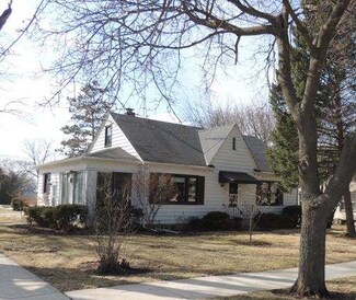 47 Park St, Oswego, IL 60543