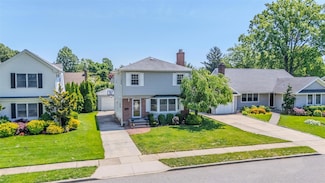11 Spruce St, Garden City, NY 11530