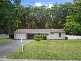 5 Oakwood Dr, Howell, NJ 07731