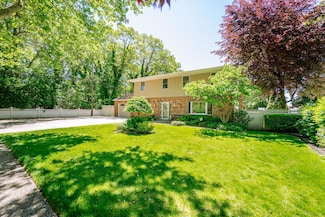 4 Charter Ln, Smithtown, NY 11787
