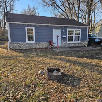 2601 SW Valley Brook Ln, Topeka, KS 66614