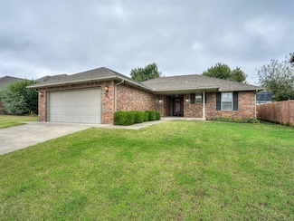 708 S Avery Dr, Moore, OK 73160